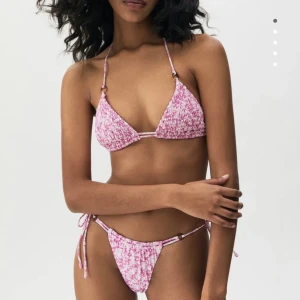 Bikini från pull&bear - Bikini från pull&bear. Överdelen är i storlek M och underdelen i storlek S. Ingår både överdel och underdel. Helt nya med prislapp kvar💞🌸