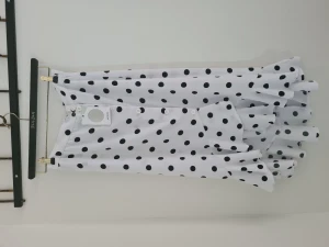 Kjol - fin prickig kjol med fina detaljer.  Storlek S. Oanvänd med lappar kvar,  så nyskick. 