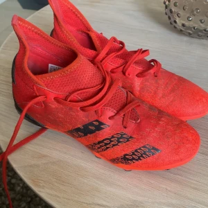 Adidas predator fotbollsko - Helt okej skick använda 1 säsong
