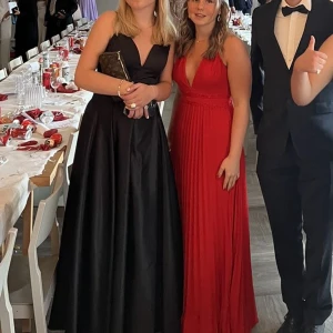 Balklänning!!  - Säljer min super snygga balklänning. Köpt här på plick och sitter helt perfekt. Jag är 170 och gick ner till fötterna utan klackar. Fråga om ni har frågor eller vill ha fler bilder ❤️