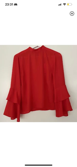 Blus 36 - En superfin blus i storlek 36🌹Har flera färger i denna modell, så snygga! Aldrig använd, har för mkt kläder.. Styla med ljusa slitna jeans, den vida kostymbyxan eller en kort kjol🔥