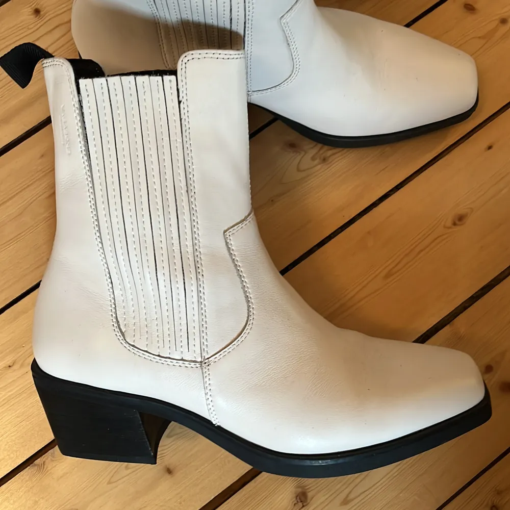 Ett par vita boots i äkta skinn från Vagabond. Aldrig använda. True to size och väldigt bekväma. Nypris är 1399 kr.. Skor.