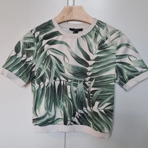 T-shirt - Mjukt sidenliknande material. Sparsamt använd. Storlek S, forever21 