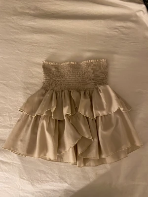 volang kjol - säljer nu denna kjolen då den inte passar mig längre, använd fåtal gånger, storlek S men passar även M också.  Kjolen är ganska kort baktill men man kan ju ha den hur högt eller lågt man vill!💓