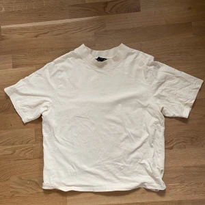 Ljusgul t-shirt med 70-tal vibes!! - Här är en ljusgul t-shirt med lite polo-krage (se bild) . Den sitter lite oversized på mig (storlek M), och den är endast använd ett fåtal gånger