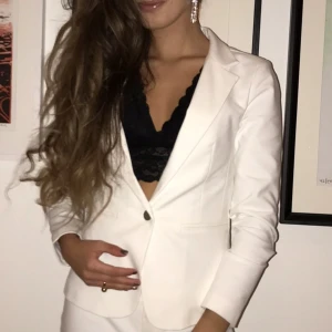 Vit kavaj från Neo Noir  - Vit kavaj som är fin att ha både uppknäppt och stängd. Använd ett fåtal gånger så är i bra skick. 