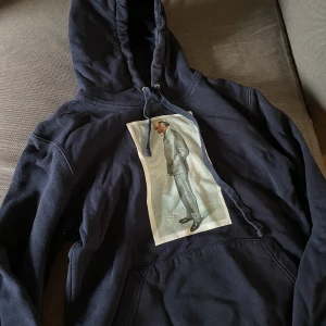 Hoodie  - En snygg marinblå hoodie från the cool elephant. Den är i storlek S. Använder aldrig denna så säljer den.