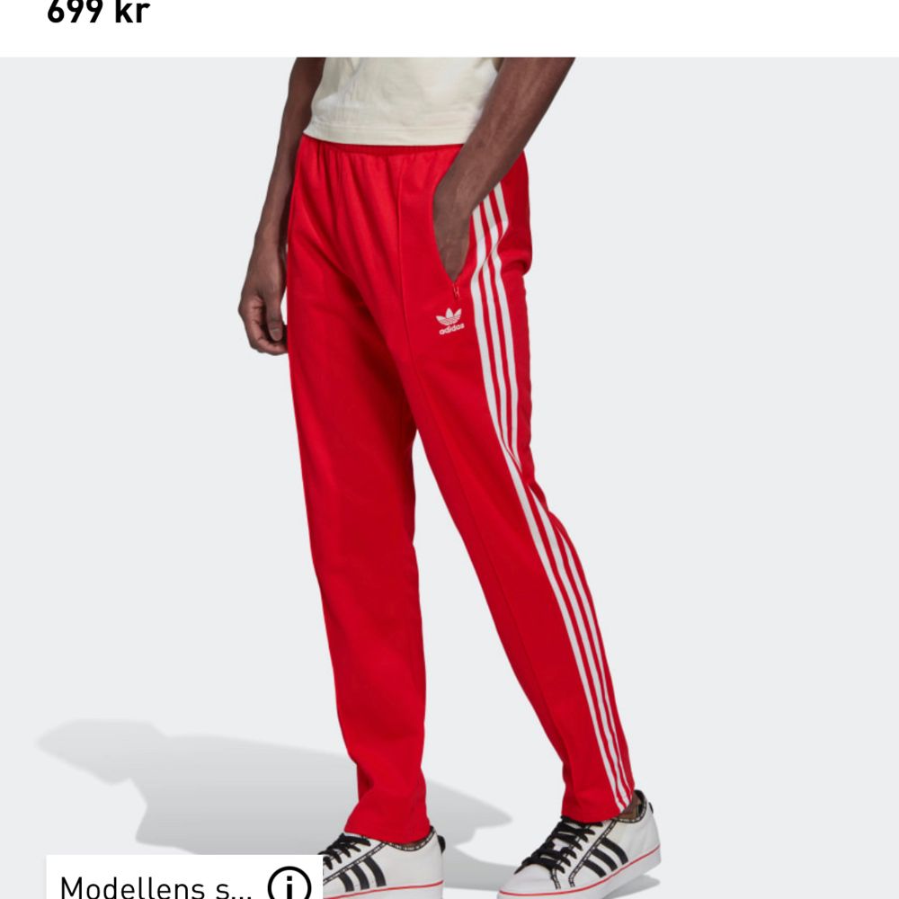 Röda Adidasbyxor!<3 . Jeans & Byxor.