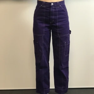 Lila cargo byxor  - Cargobyxor/snickarbyxor som sitter riktigt bekvämt med bra kvalite, knappt använda. Original pris; 500kr