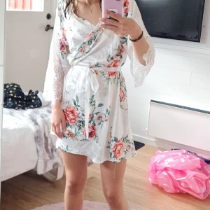 Morgonrock - Super söt morgonrock i silke och spets, säljer då den är alldeles för stor på mig. Stl S men skulle säga M. Endast testad. Skriv privat för fler bilder