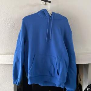 en blå H&M hoodien storlek M. Använd 2 gånger. väldigt cozy. Nypris: 250