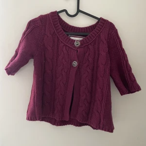 Kortärmad stickad kofta  - En jättesöt kortärmad stickad kofta!! Den är lila men var tyvärr för liten för mig, köpt på sellpy 
