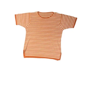 Stickad T-shirt  - Jättefin stickad T-shirt, står inte storlek men skulle säga L😗