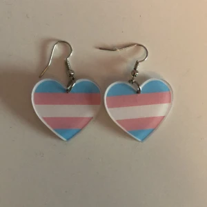 Örhängen med transflaggan  - Örhängen med trans flaggan på 