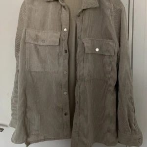 Ribbad beige Cardigan - Superbra skick och jättefin!🤍