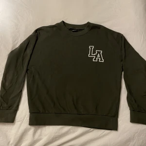 Grön hoodie - Grön hoodie med tryck