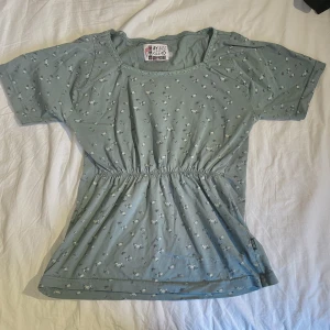 Turkos milkmaid topp - Turkos blommig söt topp 🌷Har själv sytt och ändrat lite på den därav priset. Bra skick 