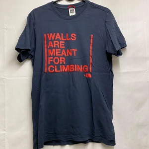 The North face t-shirt - En north face tshirt som jag säljer pga att den knappt används och den är för liten. Men tröjan är i bra skick och perfekt för nån klättrare💪
