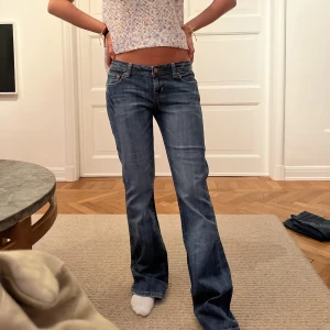 Jeans!  - Jeans i en perfekt modell! Min kompis på bilden är 166❤️ MIDJEMÅTT:80cm INNERBENSLÄNGDEN:84cm
