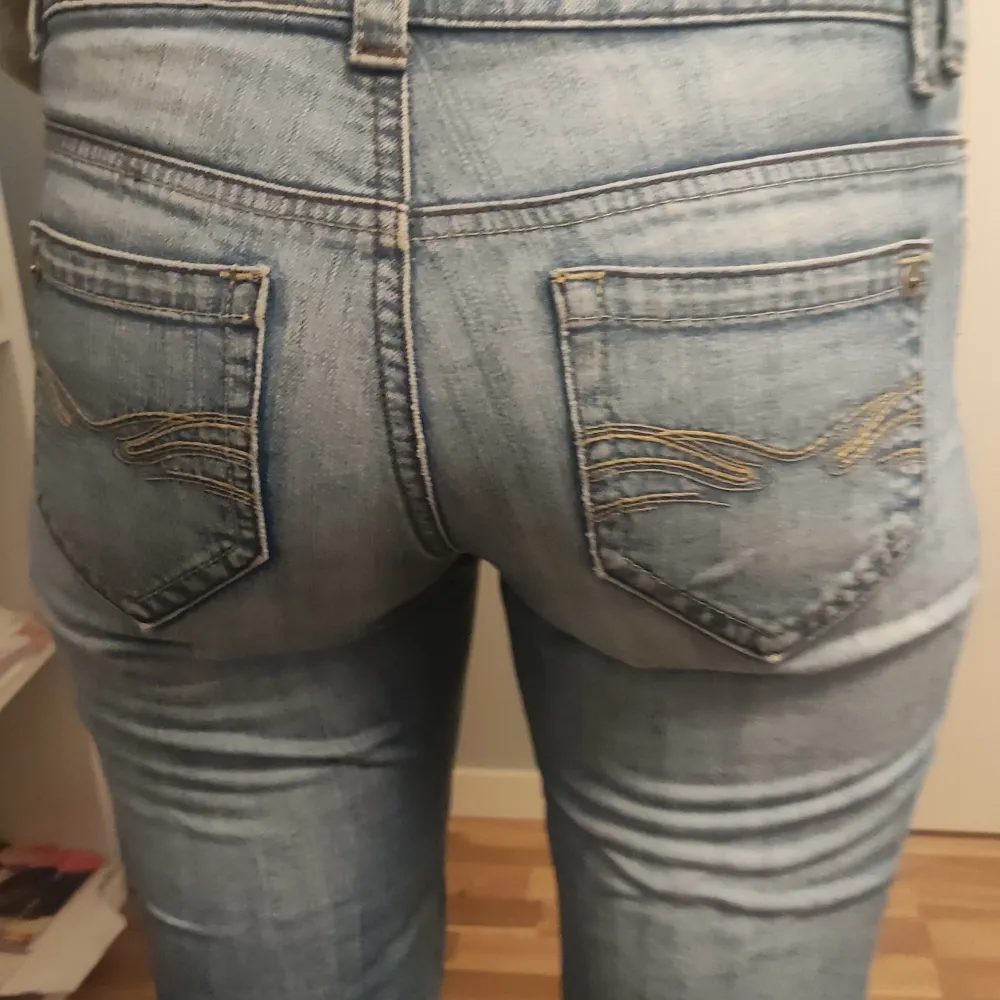Snygga lågmidjade jeans storlek 34 hon på bilden är 1,74 💞. Jeans & Byxor.