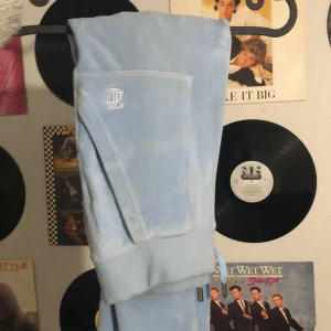 Ljus blåa juicy byxor xxs/xs - Ljus blåa juicy byxor i storlek xxs, använda ett X antal gånger. Inga hål och knappar och snörren är hela.