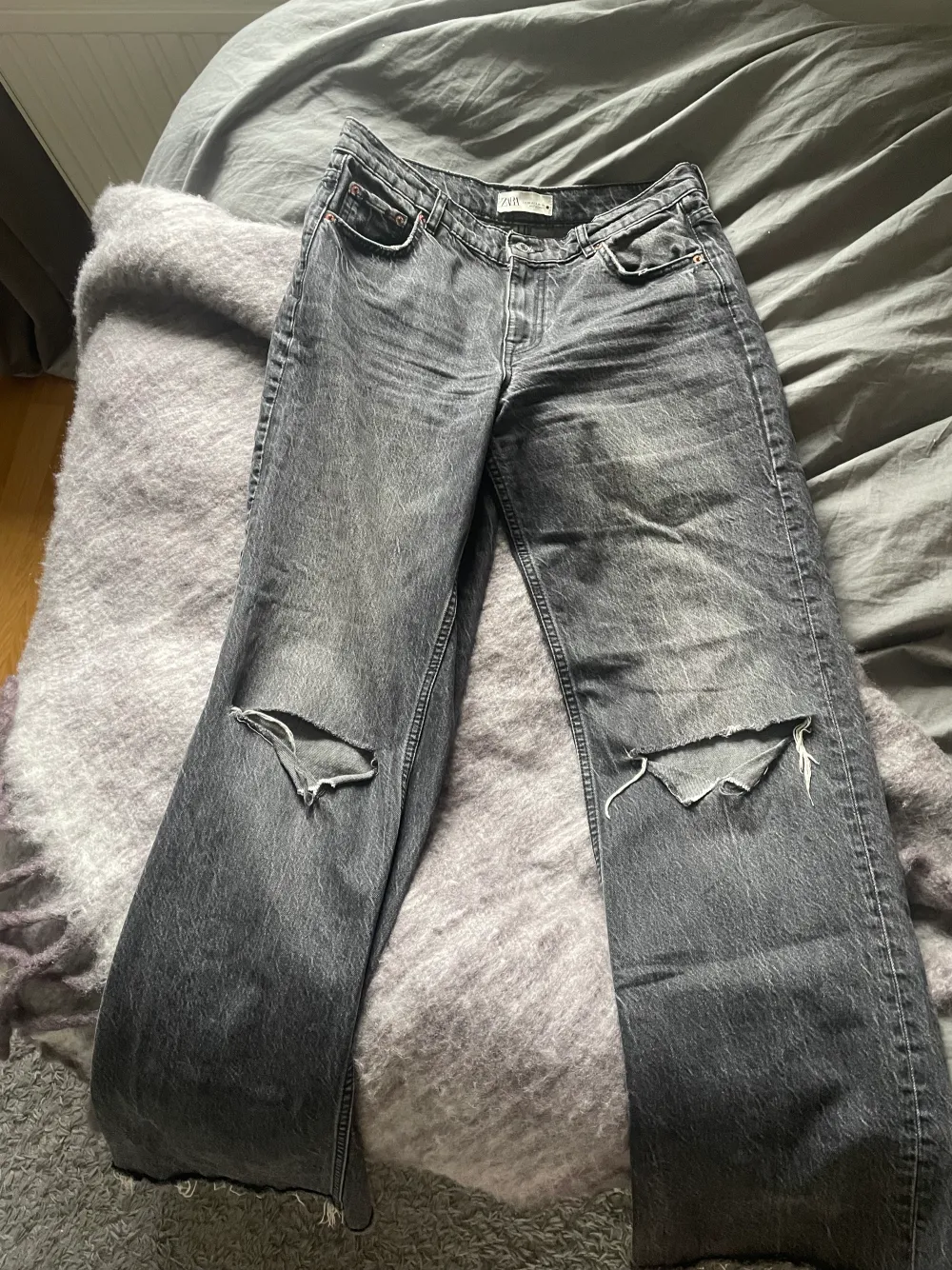 Säljer dessa lågmidjade jeans från zara. Storlek 40 men skulle säga att de är mer som en 38 eller mindre🥰köparen står för frakt . Jeans & Byxor.