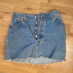 Levis Jeanskjol - jeanskjol från Levis, skriv för fler bilder