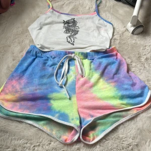 Linne+shorts - Linne+shorts från shein, spännbara band på linnet. Man kan köpa enskilt också, 50 för båda 25 för 1.