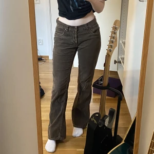 INTRESSEKOLL! - Funderar på att sälja dessa super söta Manchester byxor. Köpta här på Plick men knappast kommit till användning! 💕