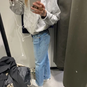Zara straight jeans  - Fint skick, jag har dock lagt ner dom men går att sy upp igen☺️ (Obs! Kolla mina andra annonser, allt under 150kr!)