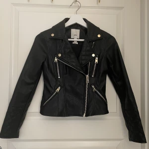 Skinnjacka / Läderjacka - Skinnjacka från River Island Jättefin svart jacka i skinn / läder (ej äkta skinn) i storlek XS PETITE storlek 4  Väldigt fint skick! Inga slitage  