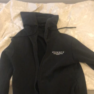 Kofta - Jag säljer denna mckenize kofta som är köpt från JD sports eftersom jag använder den aldrig mer. Har använt den några gånger men den är som helt ny! Köpte den för 350-400 och säljer den för 320