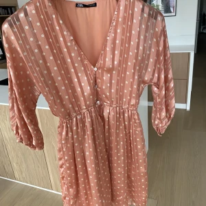 Kort sommarklänning - Använd 2 gånger! Inga defekter! Säljer då den inte passar mig längre. Passar perfekt en sommarkväll🫶🏾