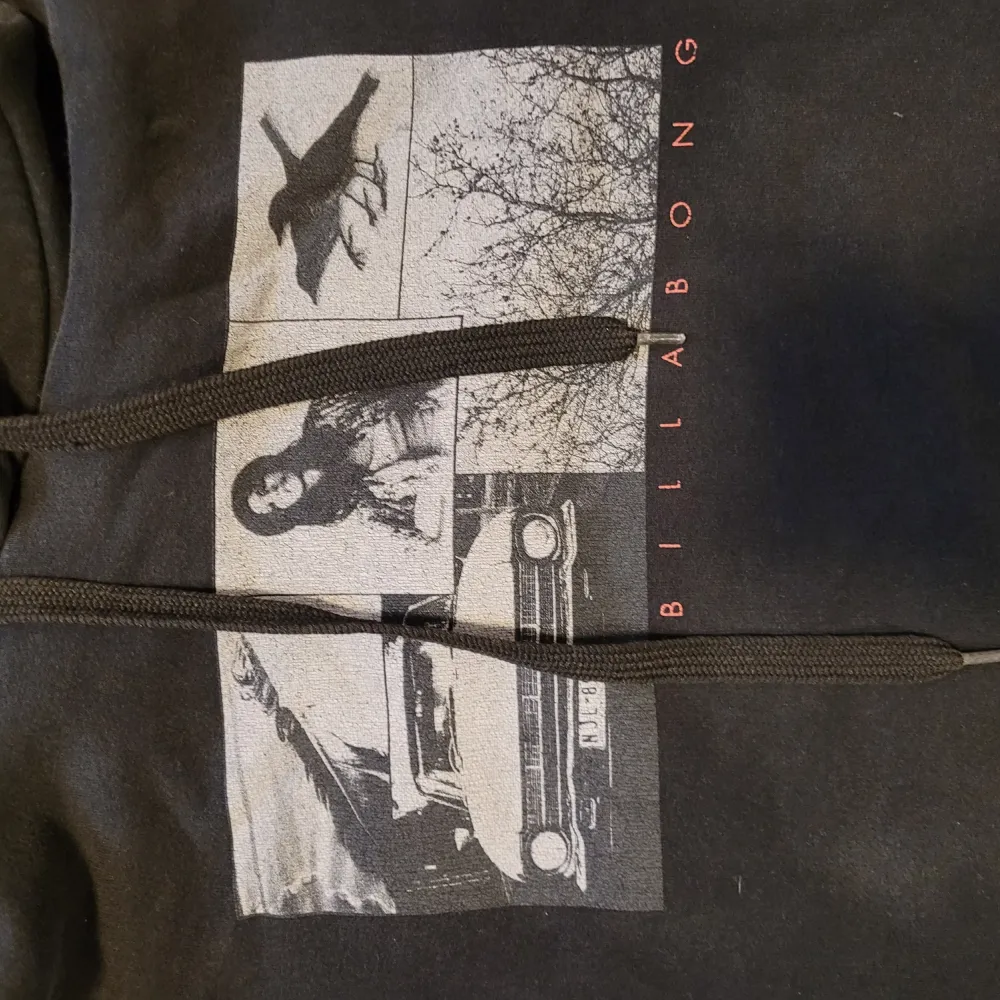 Fin knappt använd billabong hoodie i grå/svart med coolt tryck<3 Står strl L men passar som S (vet ej varför, kanske e barnhoodie). Hoodies.