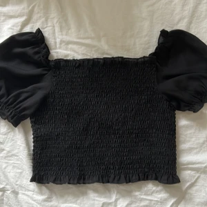 Svart smockad topp - Sparsamt använd❤️Säljer för 40kr