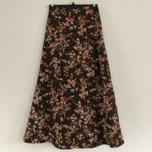 Midi kjol  - Längd: 86cm  Använd men i fint skick  Ingen stretch, passar någon som har 34 eller 36