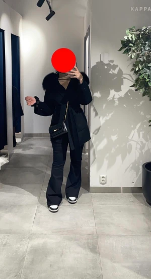 Kappa med päls  - Intresse koll på min kappa med pälsmuddar som går och ta av och sätta på ( äkta päls ) inköpit för ca 4000🤍