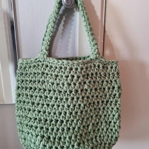 Virkad väska  - Virkad väska i återvunnet material efter gamla t-shirtar. Perfekt till shoppingen, strandpackningen eller en varm kväll på stan.