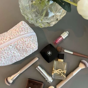 Blommig Necessär  - Blommig Necessär med rosa innertyg🌸💗