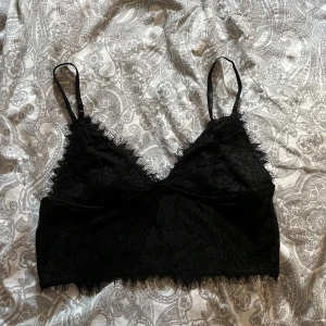 Spets Crop top - Aldrig använd, mindre i storleken 🌼