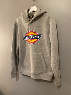 Dickies grå hoddie  - Säljer denna gråa dickies hoddien som är typ helt ny, storlek S kostade ny 640kr ca, säljer för 240kr billigare vid snabb affär. 