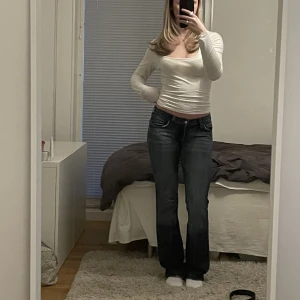 Jeans - Säljer dessa otroligt fina lågmidjade jeansen från 7 for all mankind. Skriv för mer bilder och tydligare mått