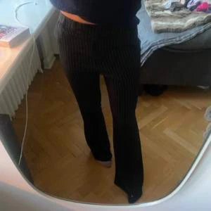 Svarta randiga kostymbyxor  - Första bilden lånad men de är exakt samma byxor som på bilden* Slutsålda randiga kostymbyxor, använda ett fåtal gånger och är i nyskick! Dm för mer bilder 💙