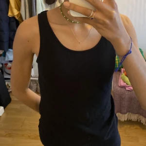 Svart linne - Fin svart linne från hm! Barnstorlek 12-14 men passar xs! 💫💫