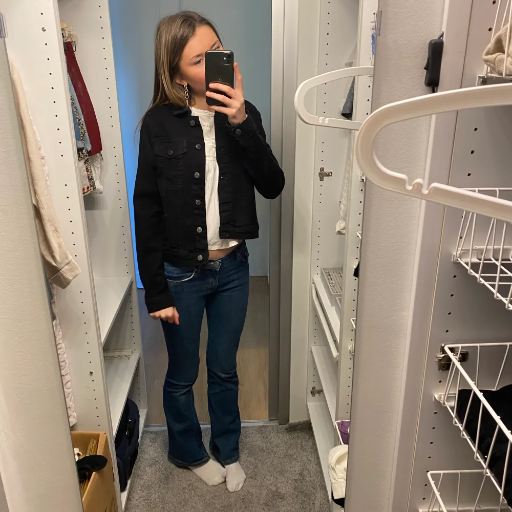 Säljer min jeans jacka från zalando i storlek S, är öppen för byten❤️. Jackor.