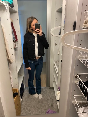 Svart jeans jacka - Säljer min jeans jacka från zalando i storlek S, är öppen för byten❤️