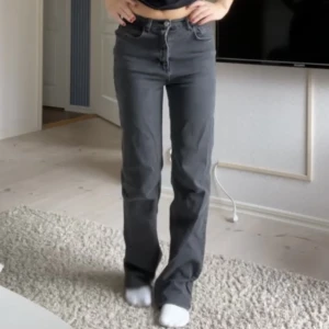 Pull and bear jeans - Säljer dessa snygga gråa jeansen från pull and bear i storlek 36💖de är långa på mig som är 173💖knappt använda. Hör av dig vid frågor och om du vill ha fler bilder, köparen står för frakten!