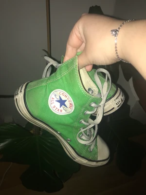 Converse, strl 38 - Supergulliga converse köpta på plick som är lite för små för mig. Lite smutsiga och slitna, därav priset🫶🏻✨