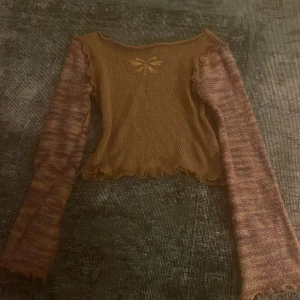 Hand stickad urban outfiters tröja - En jätte fin stickad tröja me en fjäril på från urban outfiters o i jättebra skick orginalt köpt för 650 säljer för 250 