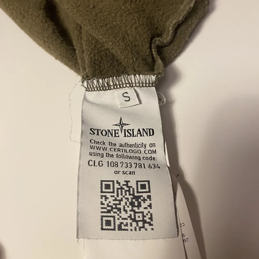 En Stone island tröja med några småfläckar, som antagligen kan handtvättas bort. Men säljer den därför billigt, ordpris 1549 från NK Göteborg. Storlek S men passar som M (178 cm).. Tröjor & Koftor.